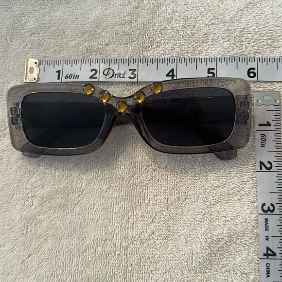 NWOT unbranded smoky squarish plastic sunnies with rhinestones - Picture 3 of 6